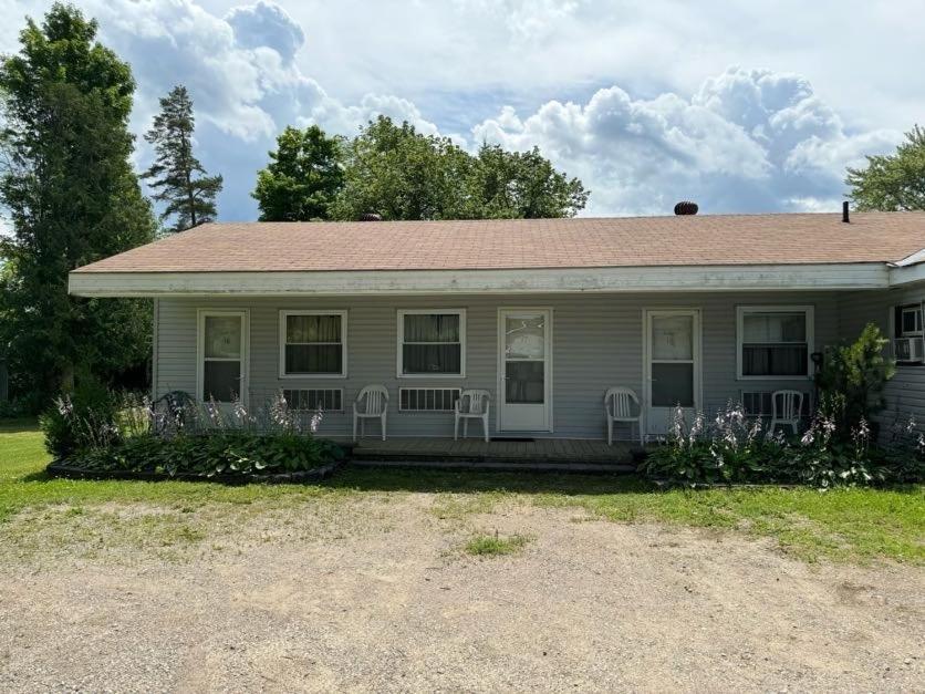 Holiday Motel Orillia Esterno foto
